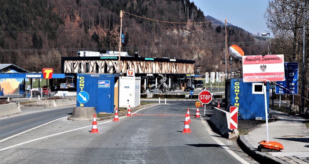 Coda all'ufficio immigrazione in un aeroporto