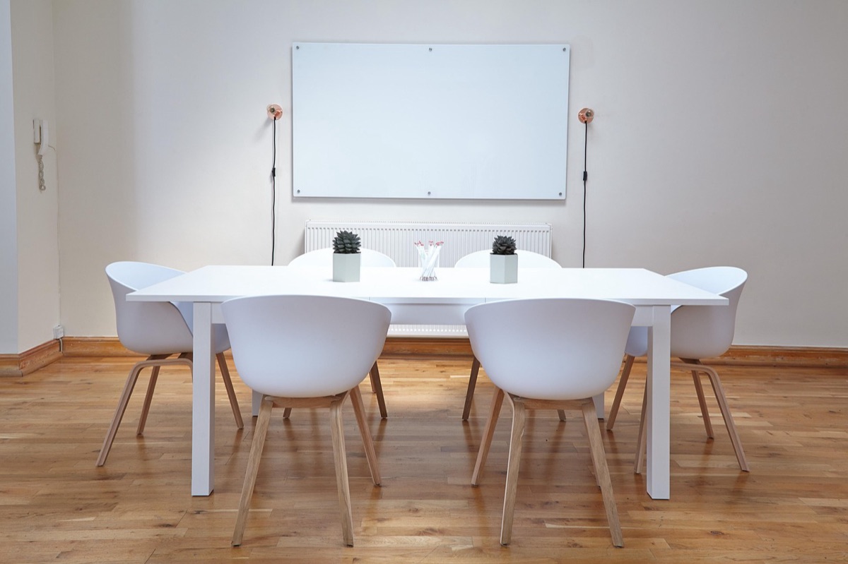 conferentiezaal met whiteboard en laptop