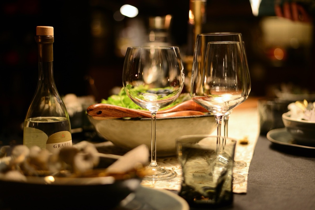 餐桌上擺有筷子與酒杯，表現上海餐飲文化與社交氛圍