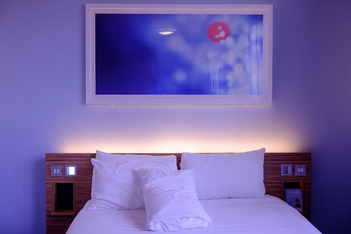 chambre d'hôtel avec vue sur la ville