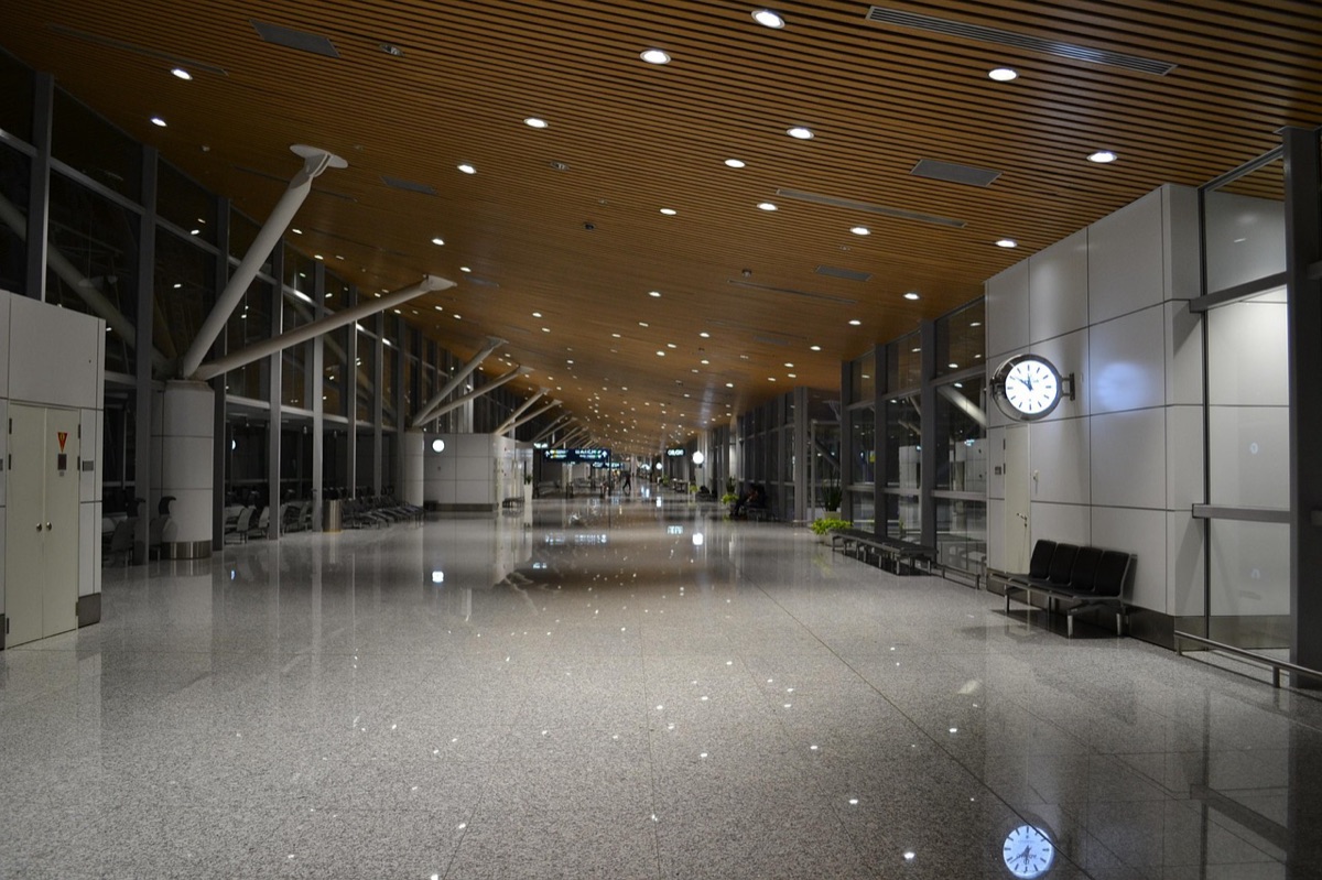 aeropuerto terminal con maletas