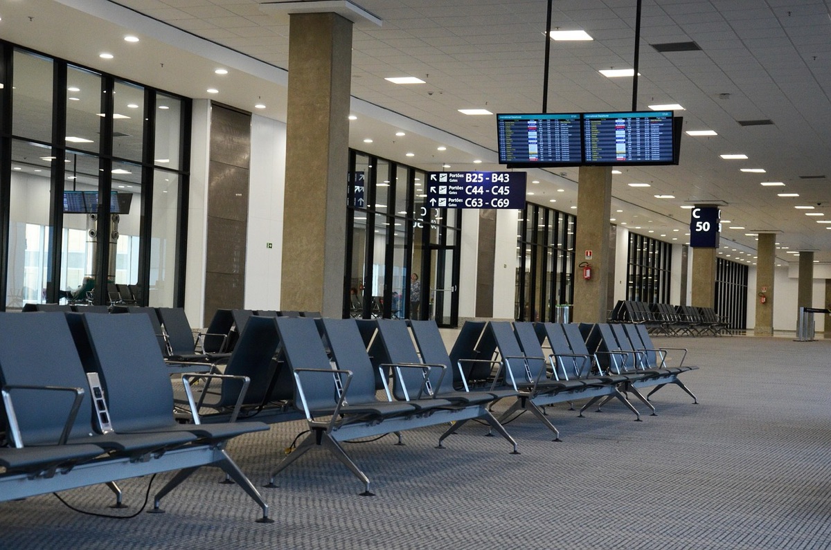 viajero empresarial en aeropuerto