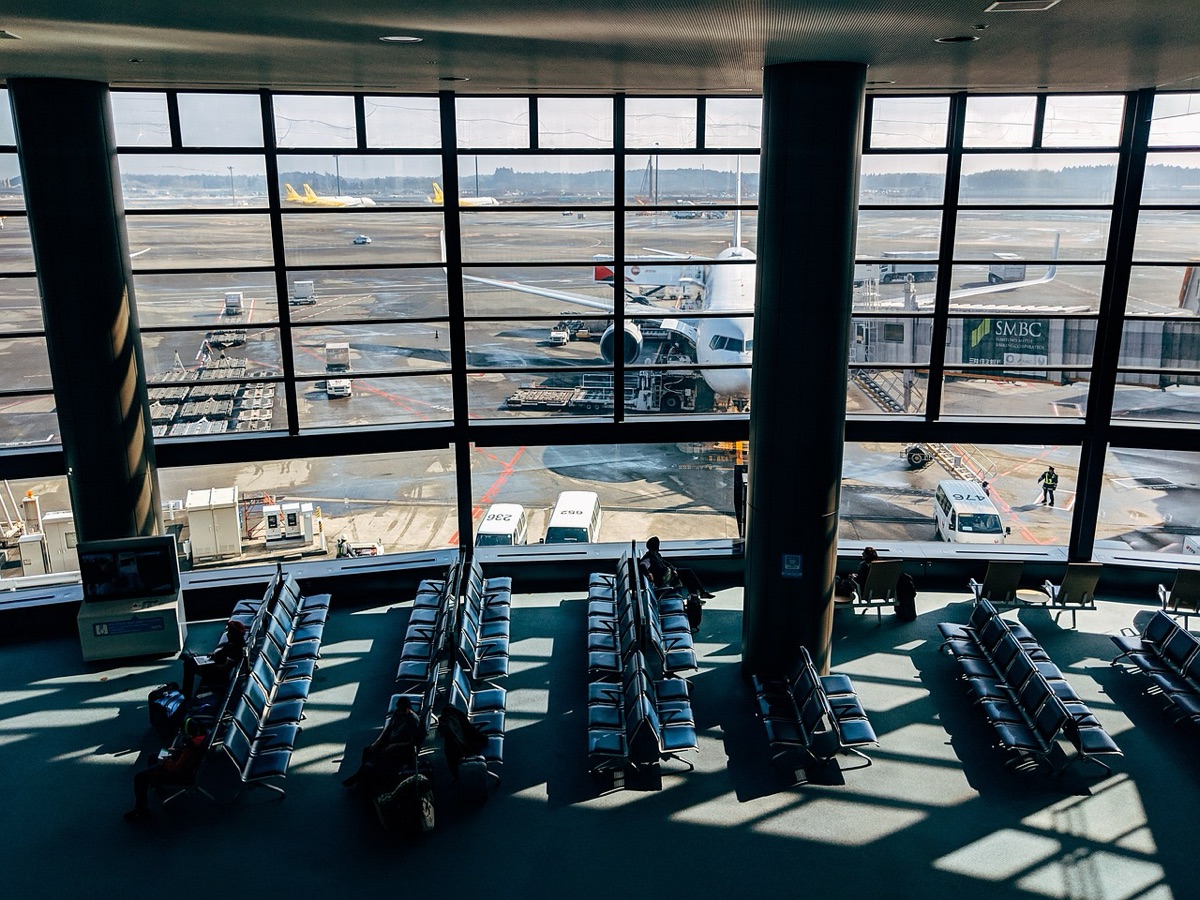 terminal com cestas de malas