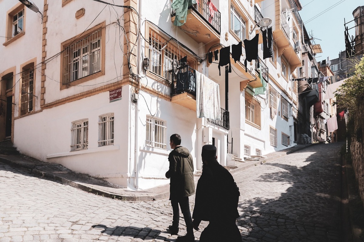 personas caminando con maletas en ciudad