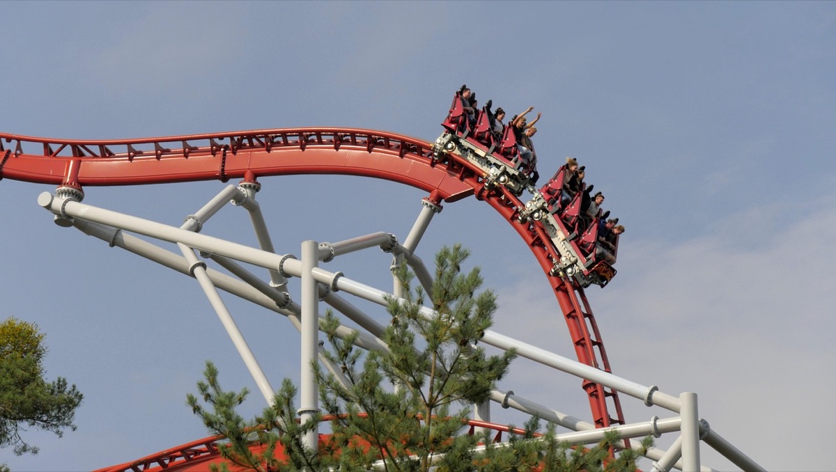 Enfants en selle sur un manège de Disneyland Shanghai
