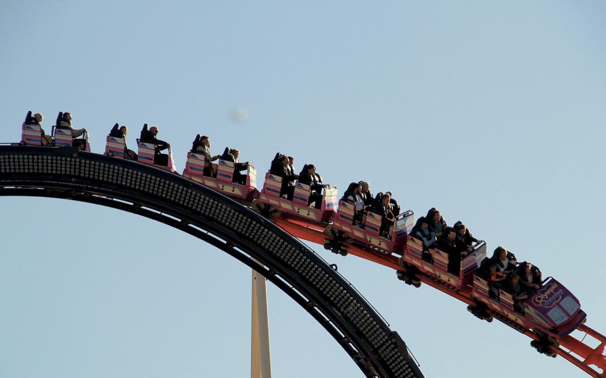 Enfant en selle sur un manège de Disneyland Shanghai
