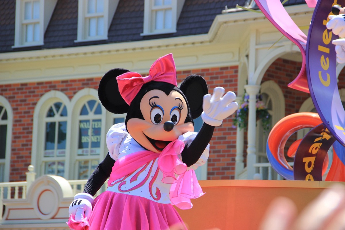 una valigia lungo il Disney Carry Course a Shanghai