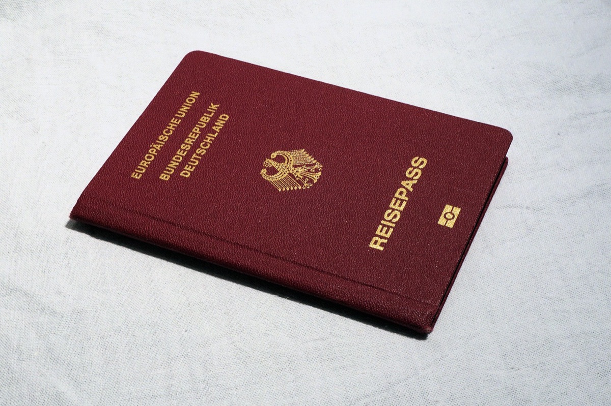 Un viaggiatore con passaporto