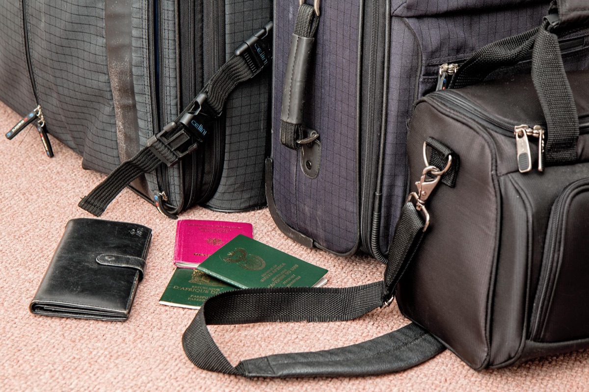 viajante segurando passaporte