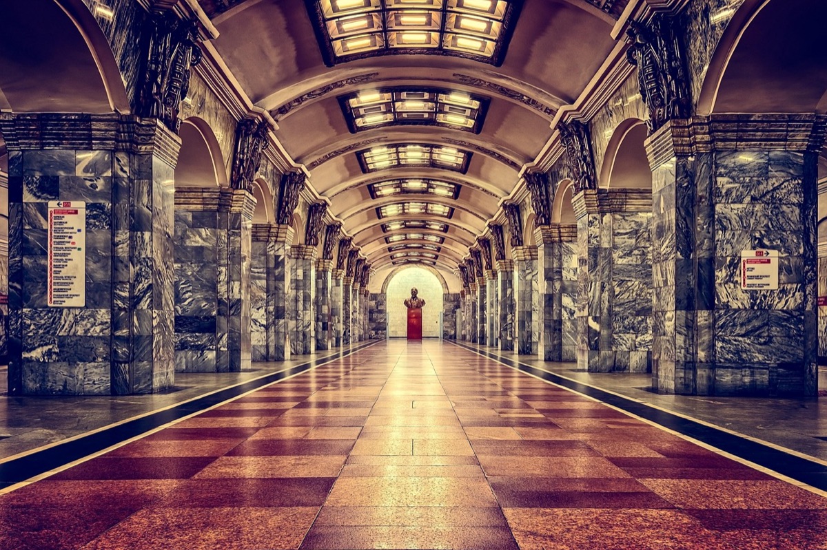 Una foto di un'attrazione turistica di Shanghai, un'immagine che mostra la complessità e l'efficienza del sistema di trasporti pubblici della città
