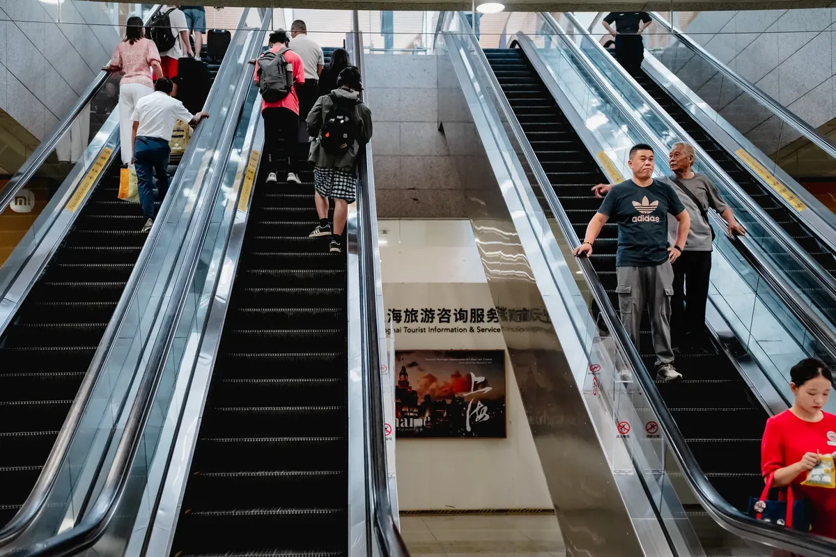 上海、中国、忙しいメトロ駅、エスカレーター、乗客