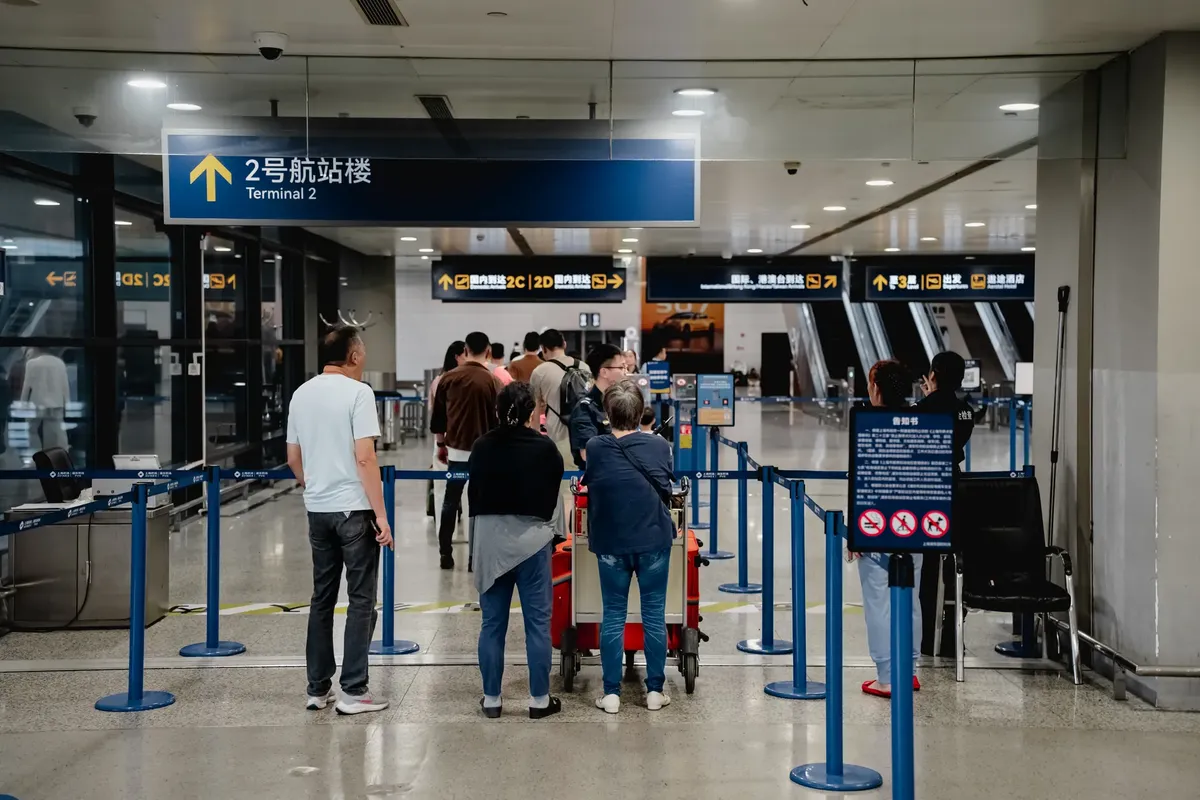 乘客在中國上海機場第二航站樓排隊。