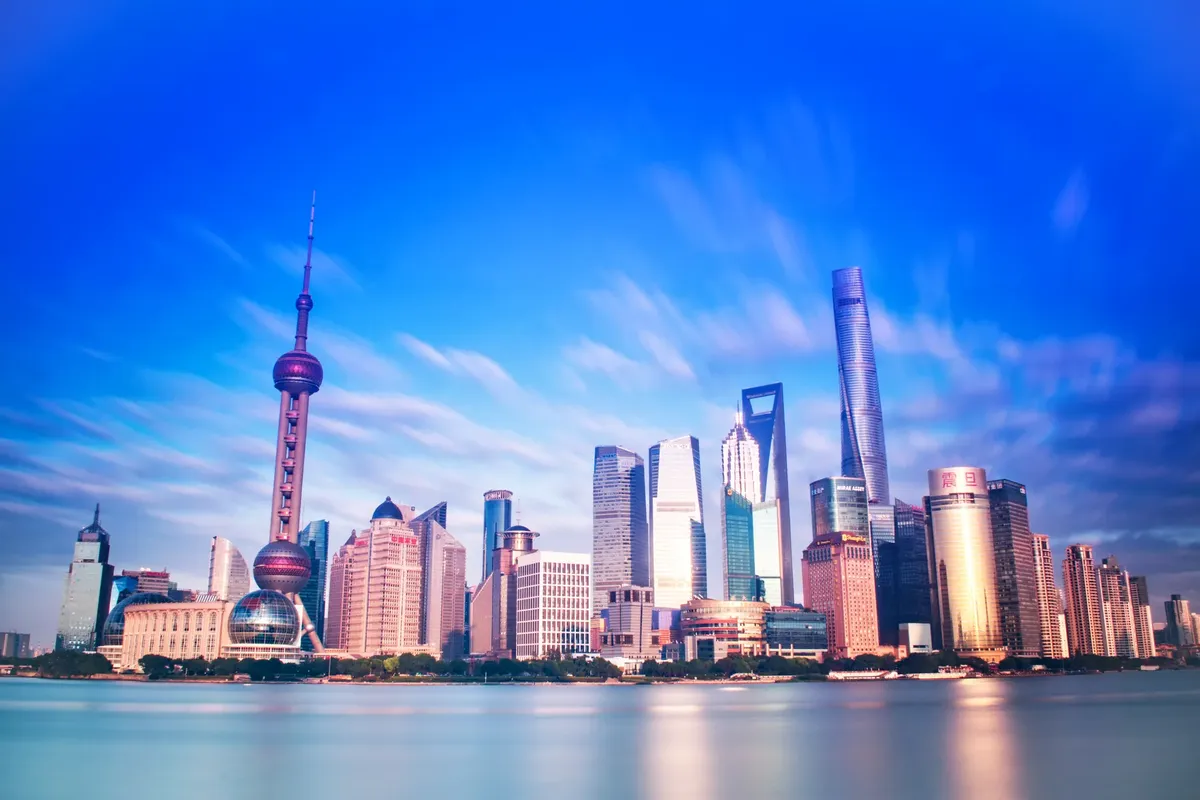 活潑的上海天際線，包含象徵性的東方明珠塔與現代摩天大樓