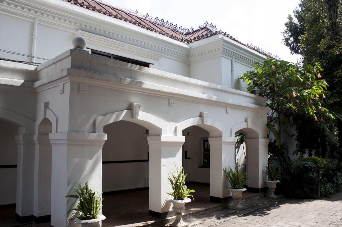 villa exterior in shanghai neighborhood